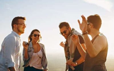 4 homme et femmes heureux Lâcher prise