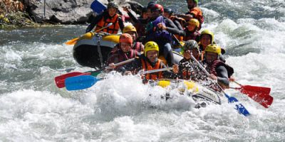 Rafting en groupe sous le soleil