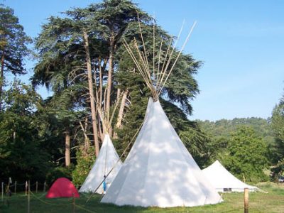 Tipi sous les grands arbres tipis canoë